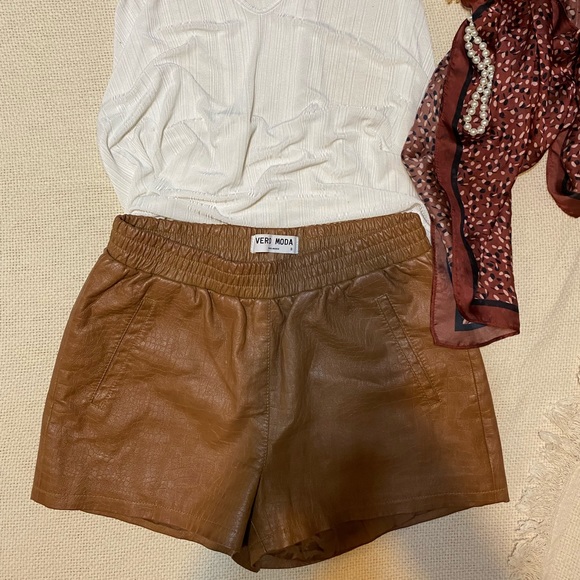 Brown snakeskin faux leather shorts Vero Moda with elastic waist and pockets - Picture 1 of 4